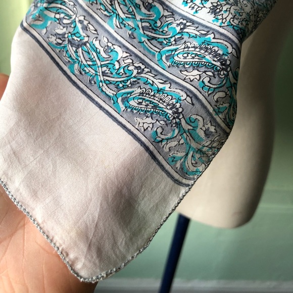 Beautiful Vintage blue&white silk scarf - Picture 9 of 11